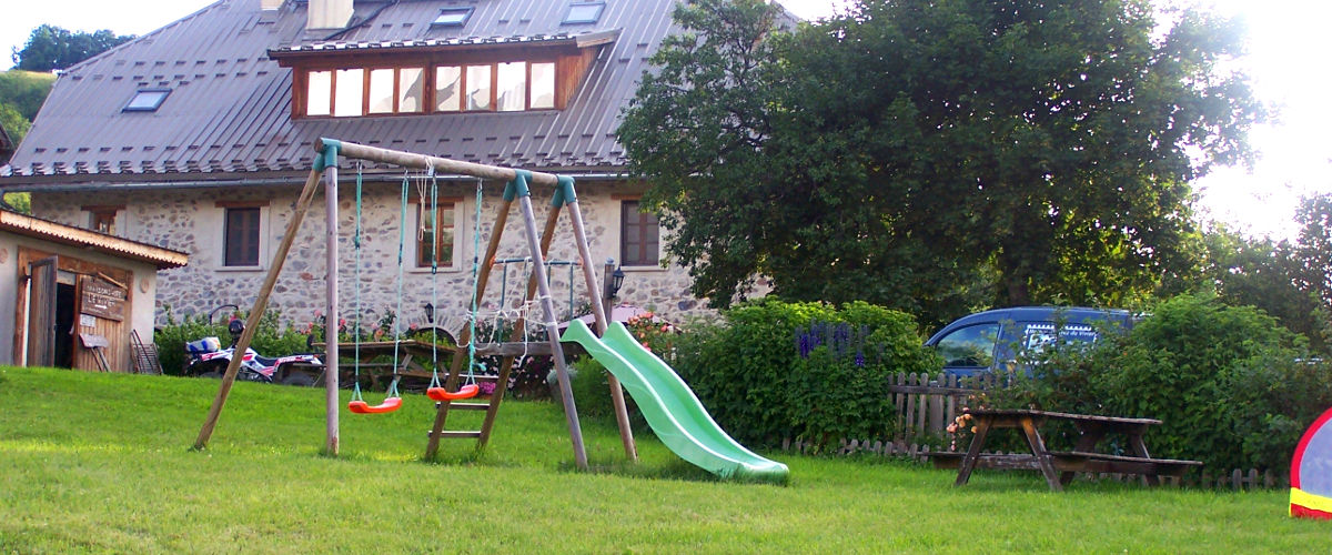 jeux d'enfants en extérieur de notre location de vacances