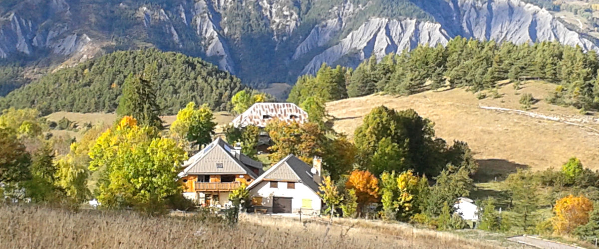 le hameau du Vivier en pleine nature entouré par les montagnes